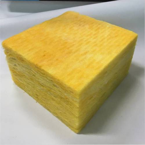 石灰石,白云石等天然矿石为主要原料,配合一些纯碱,硼砂等化工原料熔